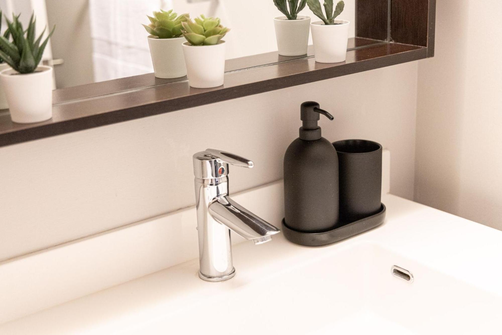 Dwtn Condo Near Cn Tower! W/ Free Parking Toronto Zewnętrze zdjęcie